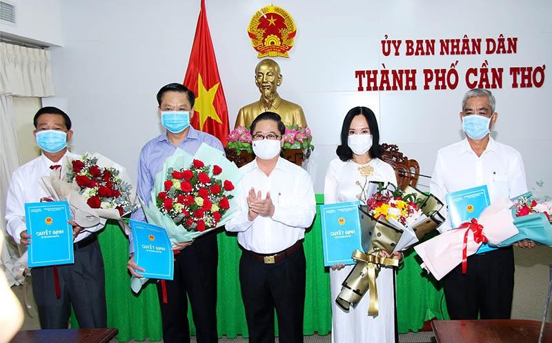 Chủ tịch UBND TP. Cần Thơ Trần Việt Trường (đứng giữa) trao các quyết định bổ nhiệm cán bộ. Ảnh: Thành Thật