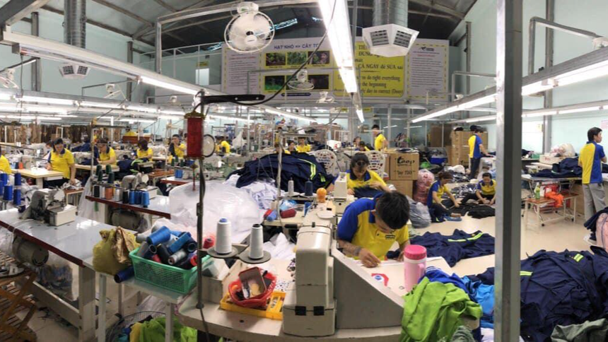 Công nhân của May mặc Dony làm việc trong nhà máy tại quận Tân Bình, TP.HCM (Ảnh: Quang Anh).