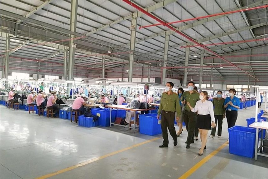LĐLĐ tỉnh Lâm Đồng phối hợp kiểm tra công tác phòng, chống dịch COVID-19 tại nơi làm việc. Ảnh: Đức Thiệm