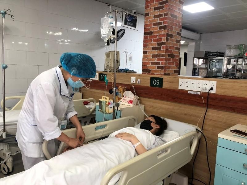 Bệnh nhân ngộ độc thuốc hạ sốt đang điều trị tại Bệnh viện Bạch Mai.