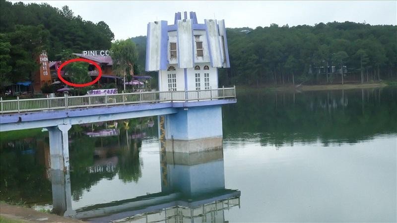 Công ty TNHH Li Mi xây dựng quán cà phê PiNi trái phép (vòng đỏ) tại Khu du lịch quốc gia hồ Tuyền Lâm, TP.Đà Lạt, tỉnh Lâm Đồng. Ảnh: Nhiệt Băng