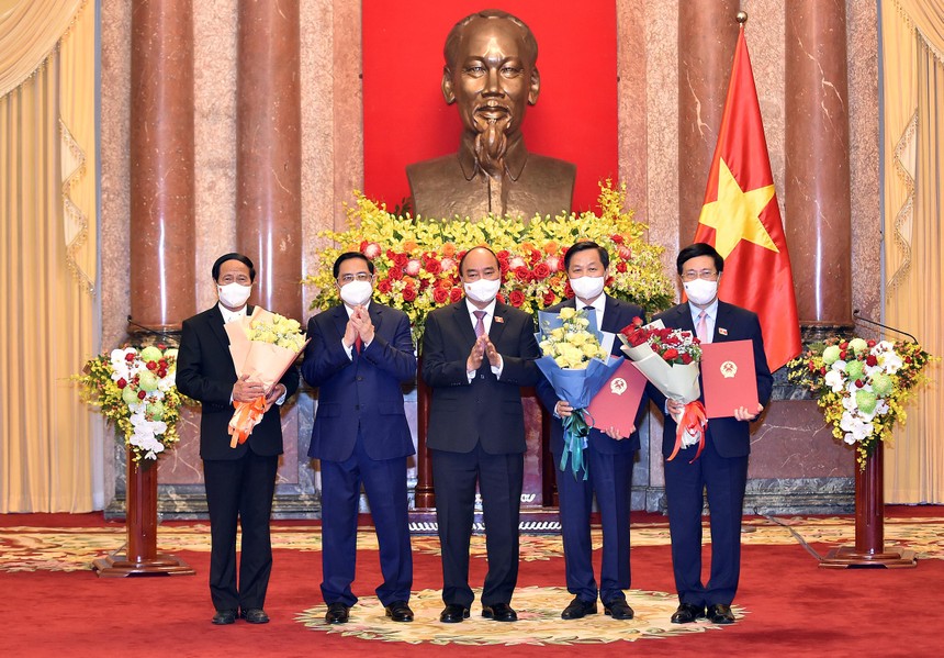 Chủ tịch nước Nguyễn Xuân Phúc trao Quyết định và chúc mừng các Phó Thủ tướng. (Ảnh: Nhật Bắc)