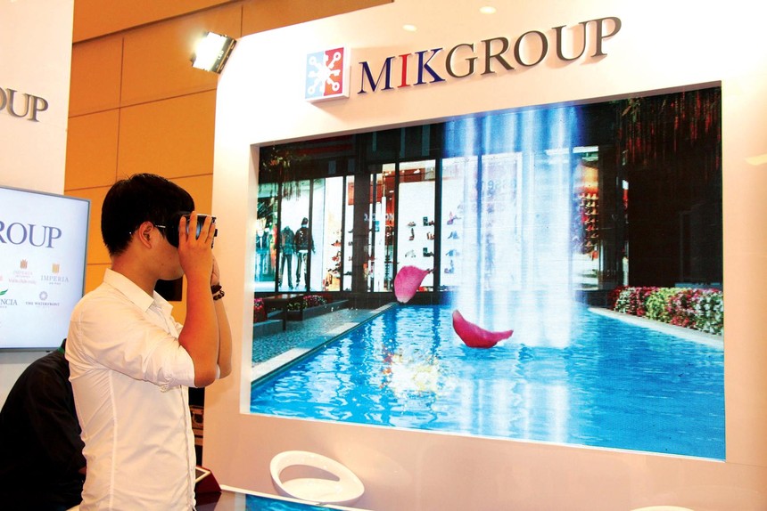  Khách hàng tham quan căn hộ mẫu dự án của MIK qua kính VR. Ảnh: Thành Nguyễn 