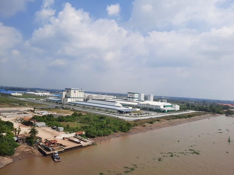 Khu công nghiệp Bình Minh (thị xã Bình Minh, tỉnh Vĩnh Long) nhìn từ sông Hậu.