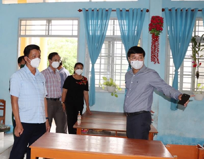 Bí thư tỉnh ủy Đồng Tháp Lê Quốc Phong (bìa phải) kiểm tra đôn đốc mô hình phòng chống dịch tại huyện Cao Lãnh, Đồng tháp