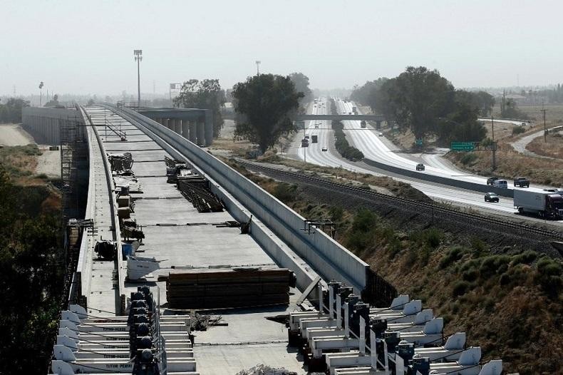 Công trường xây dựng hạng mục cầu cạn của dự án đường sắt cao tốc California, cạnh đoạn đường cao tốc 99 gần thành phố Fresno, bang California. Ảnh chụp vào tháng 10/2019. Nguồn: AP