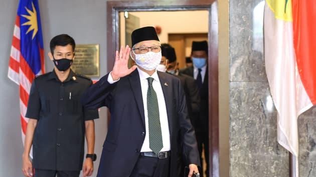 Ông Ismail Sabri Yaakob (bên phải) vẫy tay chào khi rời trụ sở UMNO để yết kiến Quốc vương Malaysia Al-Sultan Abdullah tại Kuala Lumpur vào ngày 19/8/2021. Ảnh: AFP