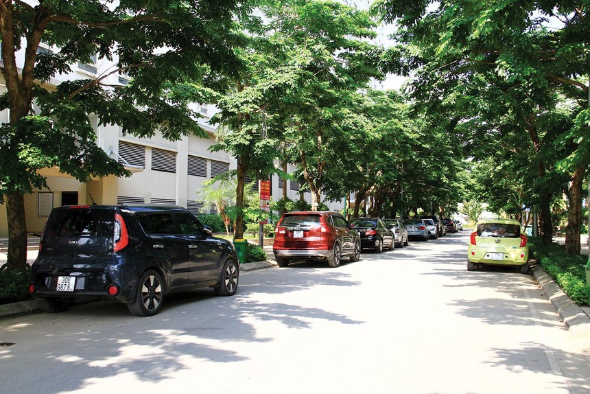  Nhiều chung cư không đủ chỗ để xe, cư dân phải để xe trên đường nội bộ. Ảnh: Thành Nguyễn