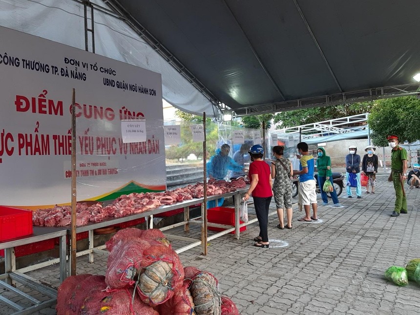 Thành phố Đà Nẵng cho phép trung tâm thương mại, siêu thị hoạt động để đảm bảo cung ứng thực phẩm cho người dân.
