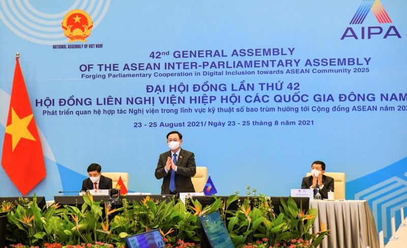 Chủ tịch Quốc hội Vương Đình Huệ và đoàn đại biểu Quốc hội Việt Nam tham gia phiên họp toàn thể lần thứ hai. 