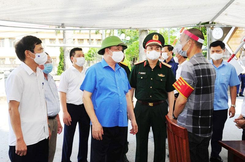 Bí thư Thành ủy Hà Nội Đinh Tiến Dũng trực tiếp thị sát, kiểm tra chốt tự quản phòng, chống dịch tại huyện Quốc Oai.