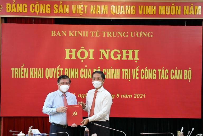Ông Nguyễn Thành Phong (bên phải) nhận quyết định điều động, phân công giữ chức Phó trưởng Ban Kinh tế Trung ương