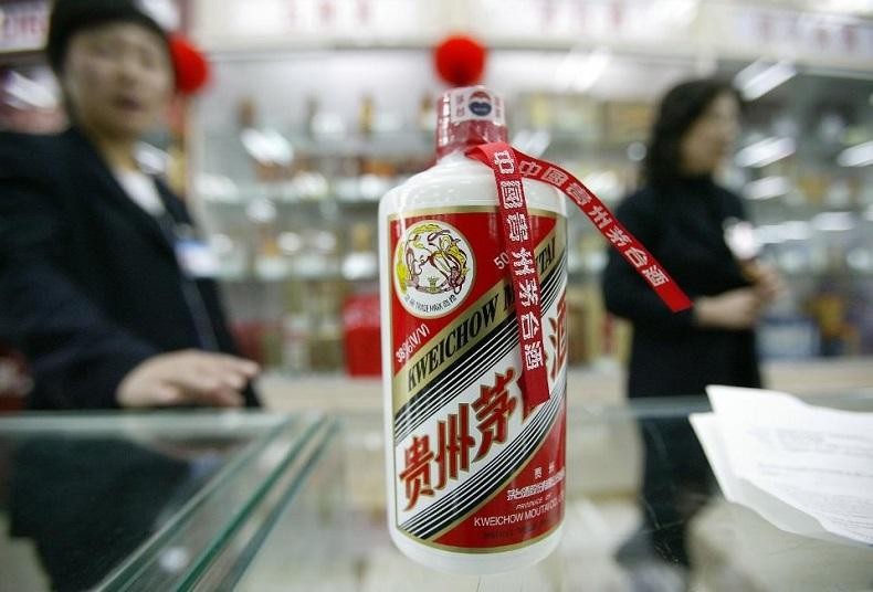 Một thùng rượu Mao Đài Quý Châu sản xuất năm 1974 được bán với giá "giật mình" là 1 triệu bảng Anh. Ảnh: AFP