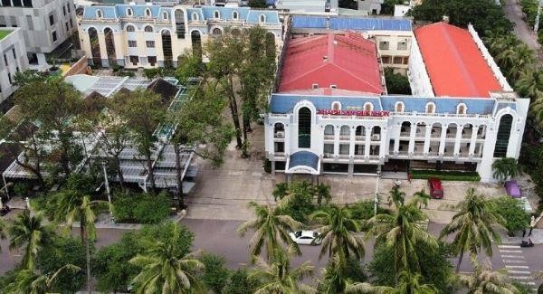 Tổng thể hai khối khách sạn Quy Nhơn đang hoạt động bao gồm hai block (màu đỏ và màu xanh) cùng khu vực nhà hàng, kinh doanh caphe của BIDITUOR sở hữu