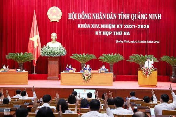 Các đại biểu HĐND tỉnh Quảng Ninh biểu quyết thông qua các Nghị quyết tại Kỳ họp thứ 3.