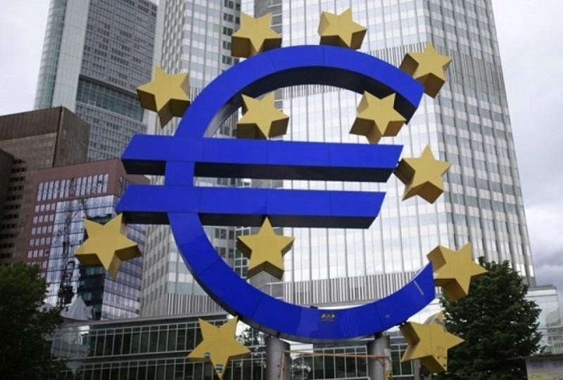 Biểu tượng đồng euro tại Frankfurt, Đức. Ảnh: AFP/TTXVN.