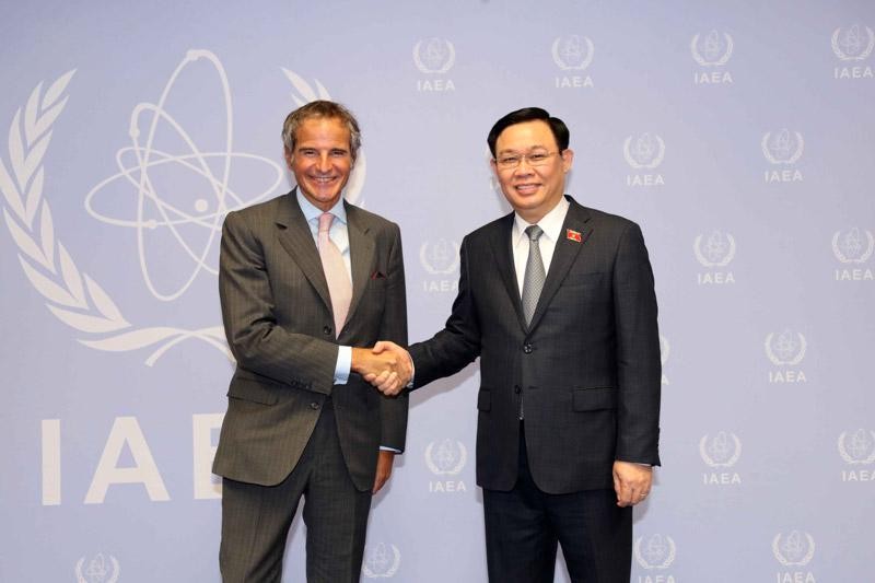 Chủ tịch Quốc hội Vương Đình Huệ và Tổng Giám đốc cơ quan Năng lượng nguyên tử Quốc tế Rafael Mariano Grossi.