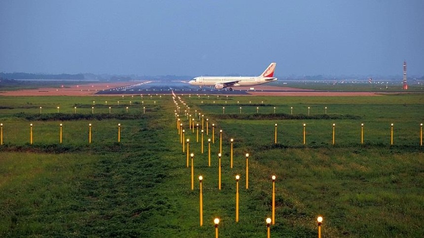 Hệ thống đèn tín hiệu hiện hữu phục vụ cất hạ cánh sân bay Nội Bài được cung cấp bởi ADB-Safegate.
