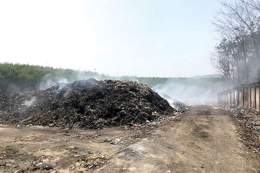 Một số bãi rác ở tỉnh Kon Tum không được xử lý, mà đốt “lộ thiên” . Ảnh: K.N