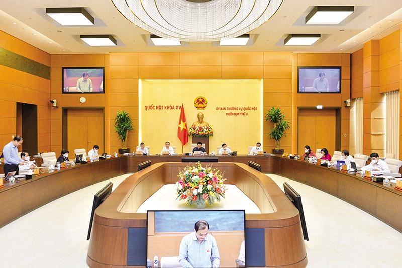 Ông Vũ Hồng Thanh, Chủ nhiệm Ủy ban Kinh tế của Quốc hội trình bày báo cáo thẩm tra Tờ trình của Chính phủ về Dự án Luật Kinh doanh bảo hiểm (sửa đổi)