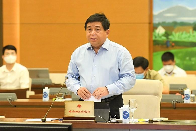 Bộ trưởng Bộ Kế hoạch và Đầu tư Nguyễn Chí Dũng trình bày báo cáo của Chính phủ.