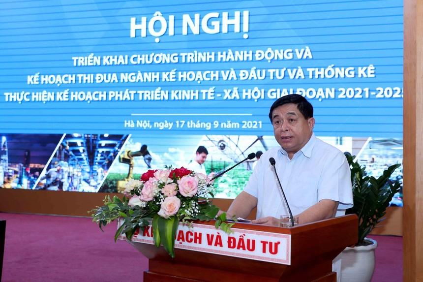 Bộ trưởng Bộ Kế hoạch và Đầu tư Nguyễn Chí Dũng phát động phong trào thi đua toàn ngành (Ảnh: Đức Trung)