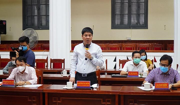 PGS.TS. Huỳnh Văn Chương, Bí thư Đảng ủy, Chủ tịch Hội đồng Đại học Huế nêu ra những kiến nghị tại cuộc họp.