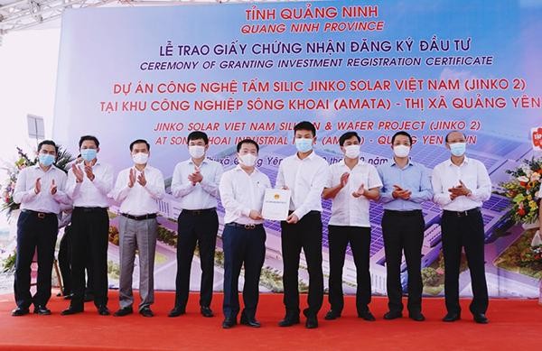 Lãnh đạo BQL Khu Kinh tế Quảng Ninh trao giấy chứng nhận đăng ký đầu tư cho đại diện Công ty TNHH Công nghệ Jinko Solar Việt Nam.