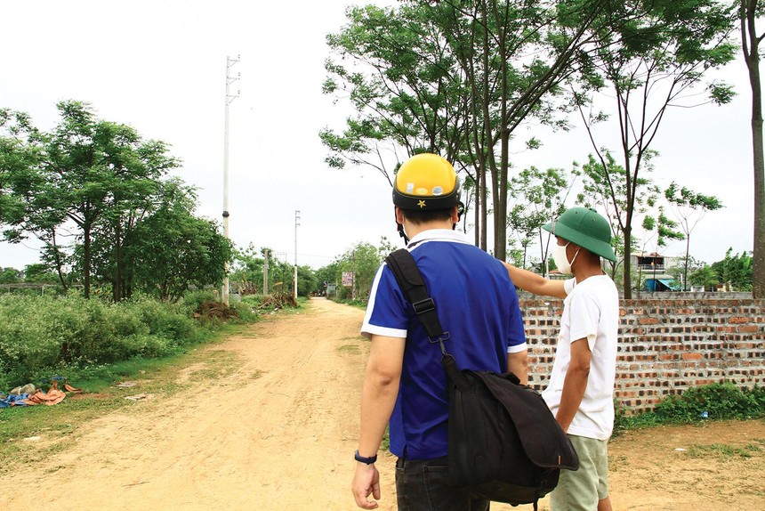 "Cò" đất dẫn phóng viên đi xem một khu đất nằm trên khu vực tuyến đường Vành đai 4 đi qua. Ảnh: Thành Nguyễn 