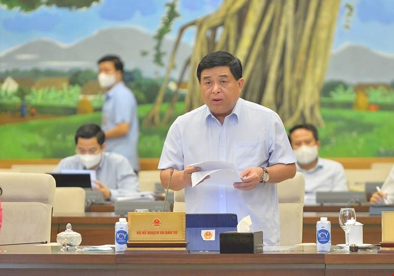 Bộ trưởng Bộ Kế hoạch và Đầu tư Nguyễn Chí Dũng báo cáo tại phiên họp. 