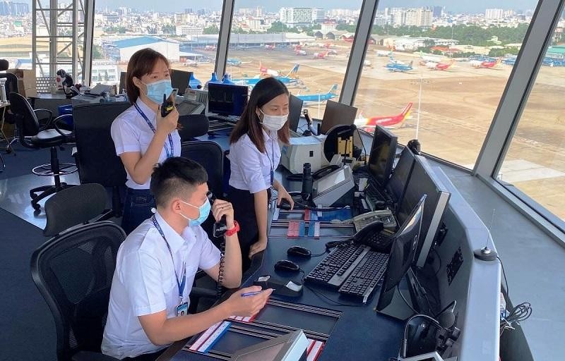 Nhân viên kiểm soát viên không lưu tại sân bay Tân Sơn Nhất (Ảnh: VATM).