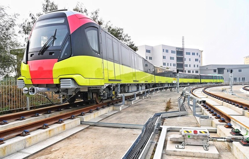 Một đoàn tàu vừa được nhập khẩu tại Dự án đường sắt đô thị thí điểm Hà Nội, đoạn Nhổn - ga Hà Nội.