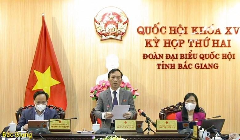 Đại biểu Trần Văn Tuấn phát biểu từ đầu cầu Bắc Giang.
