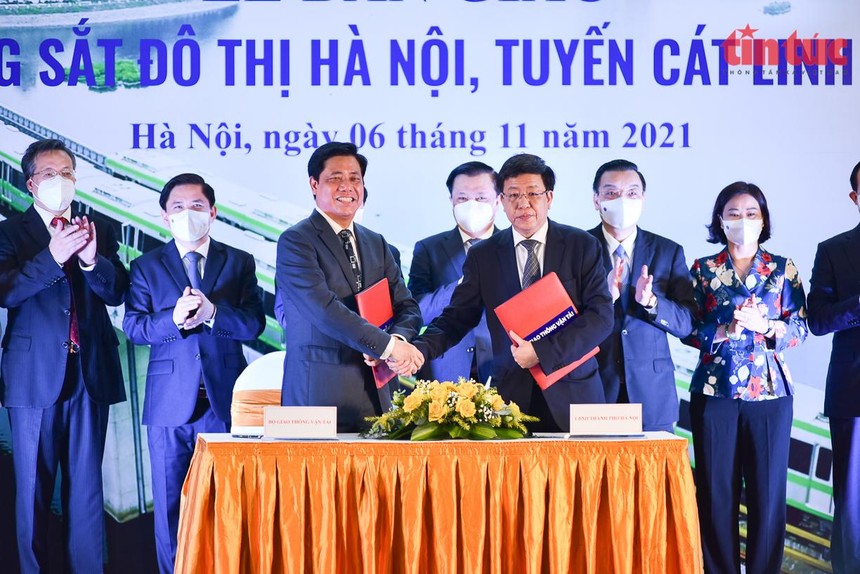 Ông Nguyễn Ngọc Đông, Thứ trưởng Bộ GTVT và ông Dương Đức Tuấn, Phó chủ tịch UBND Tp Hà Nội trao biên bản bàn giao công trình đường sắt đô thị Cát Linh - Hà Đông.