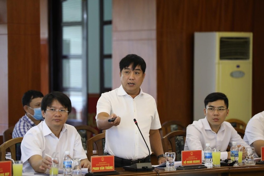 Ông Hồ Minh Hoàng báo cáo và chia sẻ với lãnh đạo tỉnh Khánh Hòa về phương án huy động vốn ở các dự án đường cao tốc mà Tập đoàn Đèo Cả đã và đang triển khai.