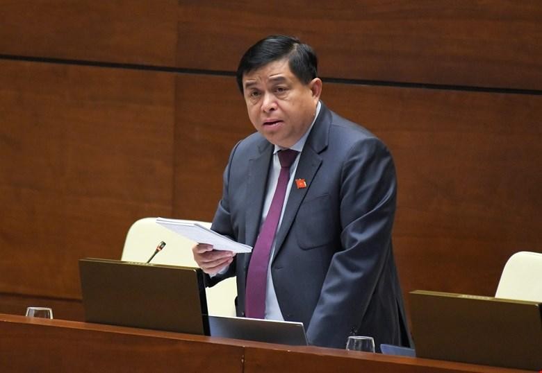 Bộ trưởng Bộ Kế hoạch và Đầu tư Nguyễn Chí Dũng trong phiên chất vấn sáng 12/11/2021.