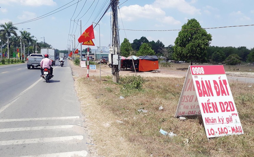 Rao bán đất dọc tuyến đường dẫn đến Khu tái định cư Lộc An - Bình Sơn. Ảnh: Việt Dũng