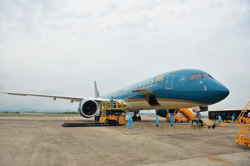 Một chuyến bay chở khách hồi hương trả phí trọn gói của Vietnam Airlines hạ cánh Vân Đồn.