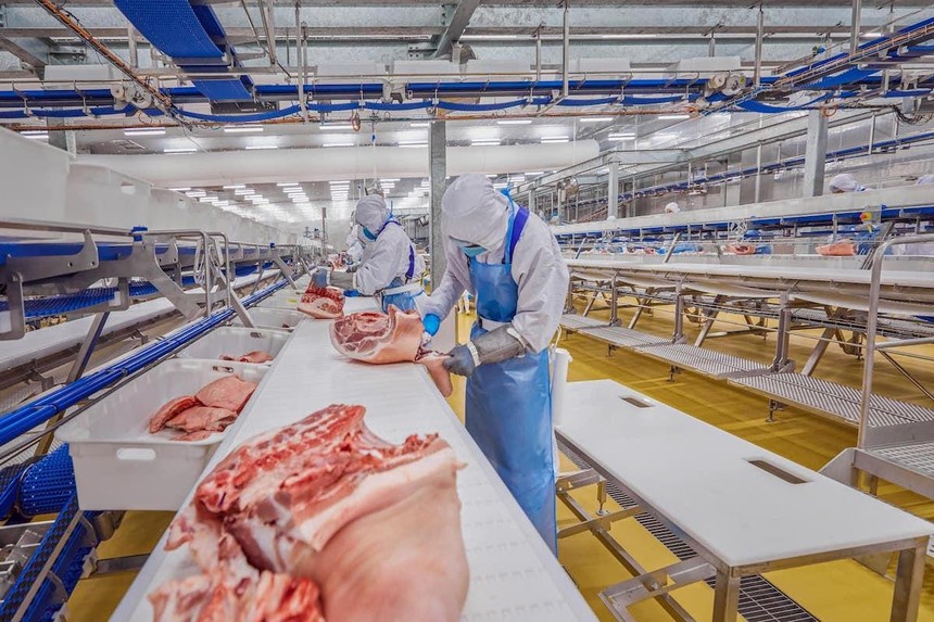Người lao động làm việc tại nhà máy chế biến thịt của Masan MEATLife. (Nguồn: Masan MEATLife).