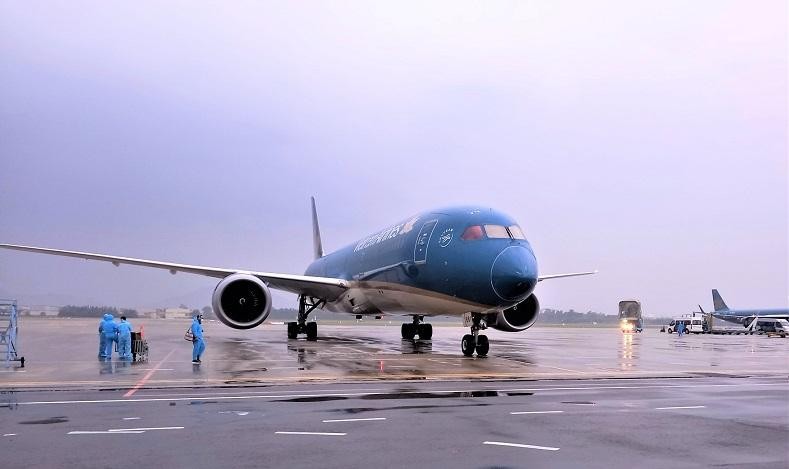 Chuyến bay thẳng của Vietnam Airlines từ San Francisco (Mỹ) hạ cánh xuống sân bay Đà Nẵng hôm 1/12/2021.