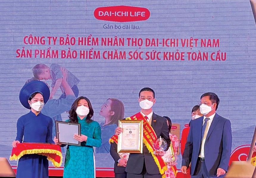 Ông Ngô Việt Phương, Phó tổng giám đốc Kinh doanh Dai-ichi Life Việt Nam, nhận giải thưởng “Top 100 sản phẩm, dịch vụ tốt nhất cho gia đình, trẻ em” năm 2021