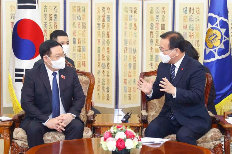 Chủ tịch Quốc hội Vương Đình Huệ hội kiến Thủ tướng Nội các Hàn Quốc Kim Boo Kyum (Ảnh: DT).