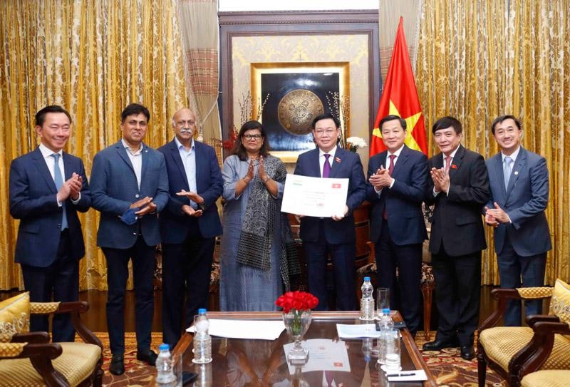 Chủ tịch Quốc hội nhận 200.000 liều vaccine Covaxin phòng Covid – 19 được bà Suchitra Ella, Giám đốc điều hành Tập đoàn Bharat Biotech tặng cho trẻ em Việt Nam (Ảnh: DT)