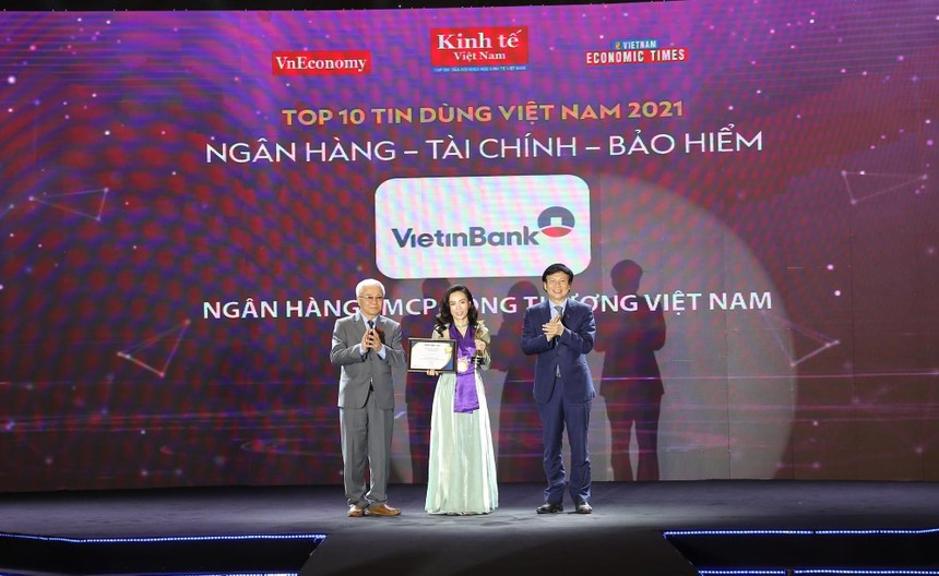 Bà Ngô Thu Phương (ở giữa) – Đại diện VietinBank nhận giải thưởng