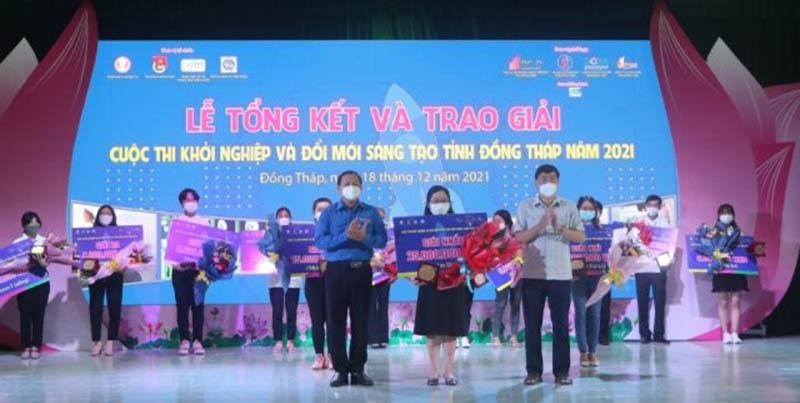 Chủ tịch UBND tỉnh Đồng Tháp Phạm Thiện Nghĩa (bìa phải) trao giải cho Dự án Khởi nghiệp xuất sắc 2021 (ảnh: Báo Đồng Tháp online)