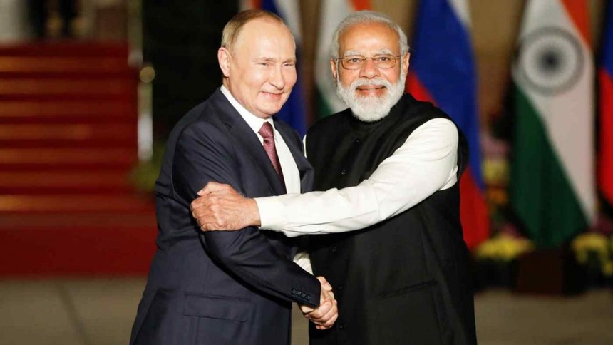 Tổng thống Nga Putin bắt tay Thủ tướng Ấn Độ Modi trong cuộc gặp tại New Delhi ngày 6/12. Ảnh: Reuters