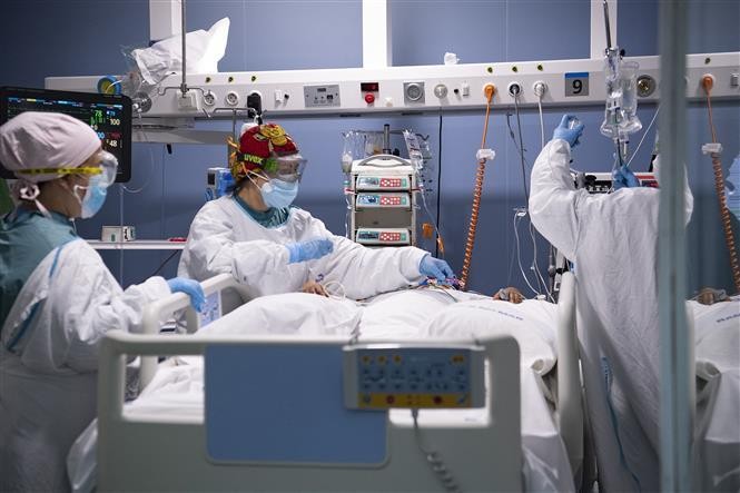 Nhân viên y tế điều trị cho bệnh nhân COVID-19 tại bệnh viện ở Barcelona, Tây Ban Nha, ngày 4/8/2021. Ảnh: AFP/ TTXVN