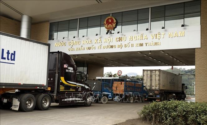 Các xe chờ làm thủ tục xuất khẩu hàng hóa qua cửa khẩu quốc tế đường bộ số II Kim Thành, Lào Cai. Ảnh: Quốc Khánh/TTXVN 