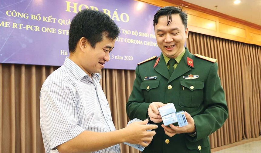 Đại diện Học viện Quân y và Tổng giám đốc Công ty Việt Á (bên trái) tại buổi họp báo công bố nghiên cứu chế tạo thành công kit test Covid-19 do Bộ Khoa học và Công nghệ chủ trì.