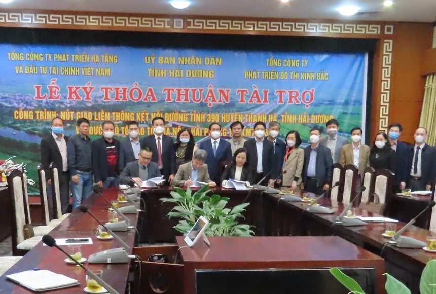 Các bên ký kết văn bản thỏa thuận tài trợ trước sự chứng kiến của lãnh đạo tỉnh Hải Dương. Ảnh: haiduong.gov.vn
